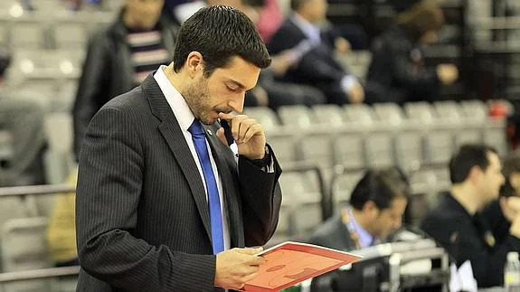 Miguel Ángel Zapata estudia la jugada en la pizarra. 