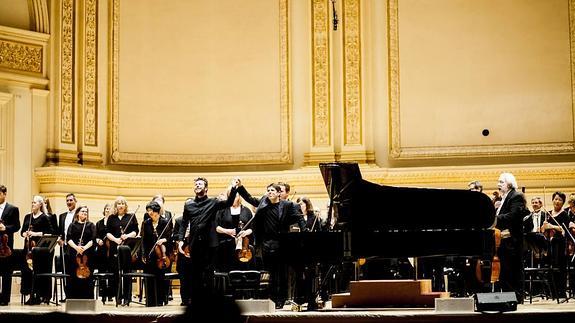 El director Pablo Heras-Casado y el pianista Javier Perianes reciben la ovación del público en el Carnegie Hall. 