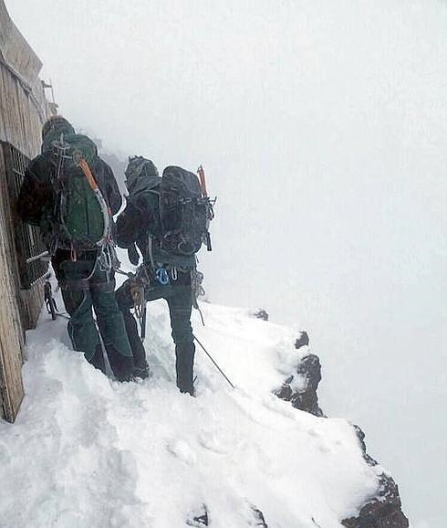 Los guardias del Sereim se disponen a descender para rescatar a los alpinistas.