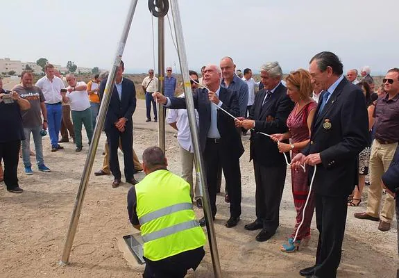 El exconsejero de Turismo y Deporte, Luciano Alonso, durante la puesta de la primera piedra de la Escuela Pública de Golf de El Toyo, en Almería. 