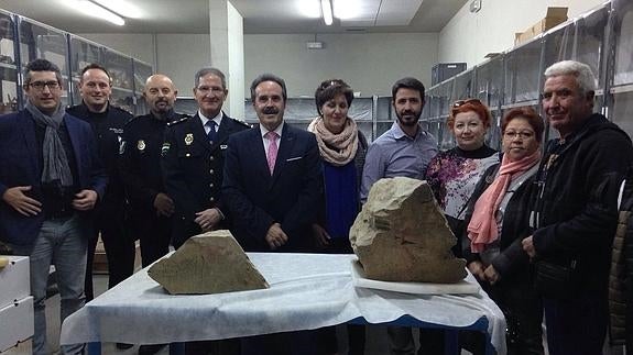 Aparecen en Gérgal dos bloques de piedra con pinturas rupestres sobre su cara externa