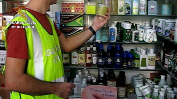Un agente de la Guardia Civil en una operación contra productos prohibidos en herbolarios.