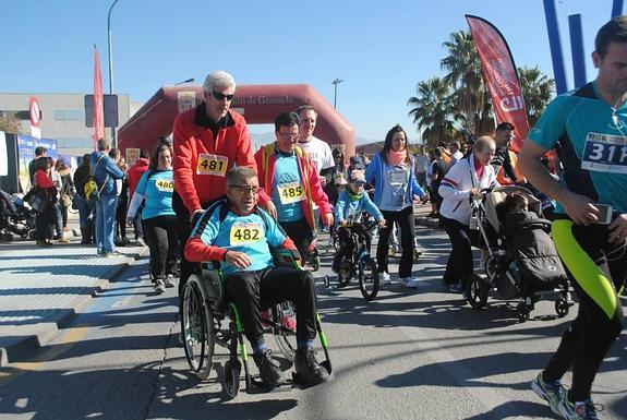 Juan Miguel Arnedo empuja la silla de José Francisco Roldán, en la segunda edición de la Carrera Churriana Integra.