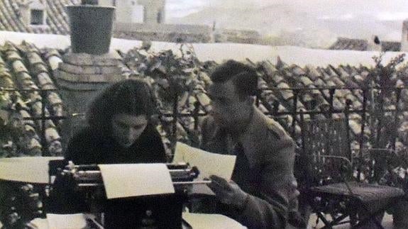 Miguel Hernández junto a su mujer, Josefina Manresa