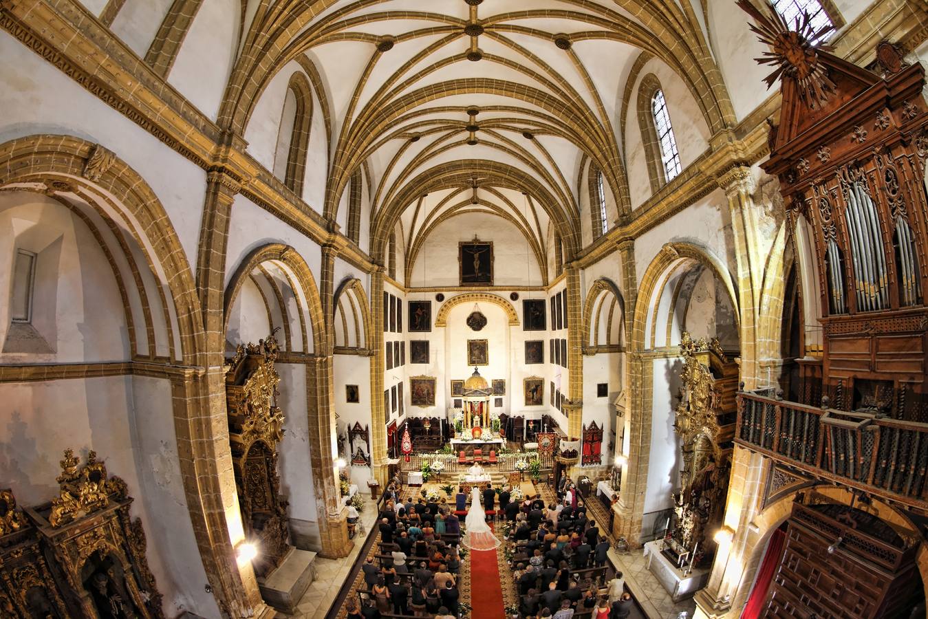 Imagen de la espectacular iglesia de la Encarnación de Íllora, del Siglo XVI, donde tiene previsto casarse la hija del duque de Wellington el próximo 28 de mayo. 