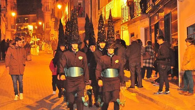 Desfile procesional de los inciensarios de La Esperanza. 