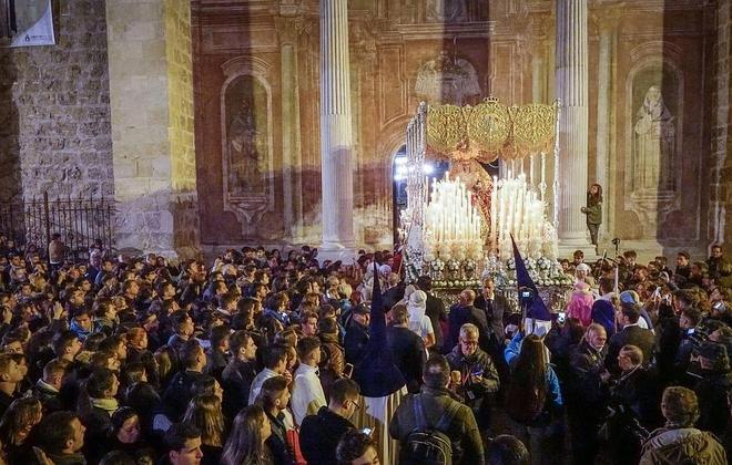 Nuestra Señora del Rosario a la salida de su templo. 