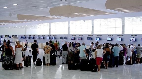 Colas para facturar en el aeropuerto de Almería