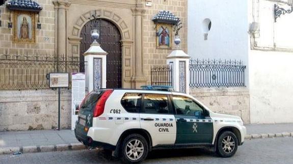 Una patrulla de la Guardia Civil, a las puertas del templo. 
