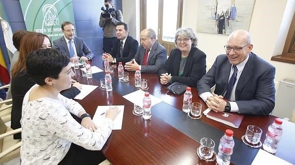 Junta y ayuntamientos se comprometen a intensificar la colaboración en la puesta en marcha final del Metro de Granada