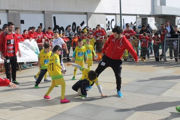 Los jugadores del Jaén Fútbol Sala jugaron con los más pequeños.