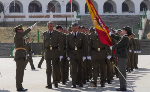 Paso de a tres bajo la bandera.