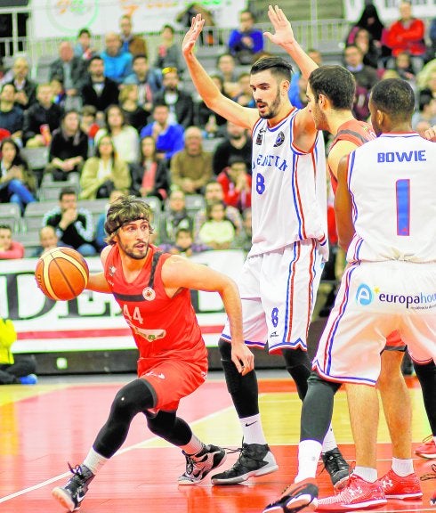 El base Jorge Fernández rodea la zona alicantina en busca de un compañero al que pasarle el balón.