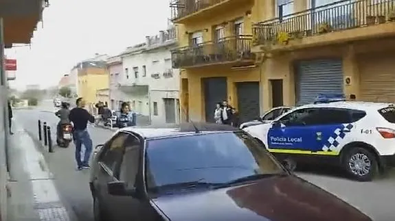 Amenazan y echan a unos policías cuando iban a multarles por su coche mal aparcado