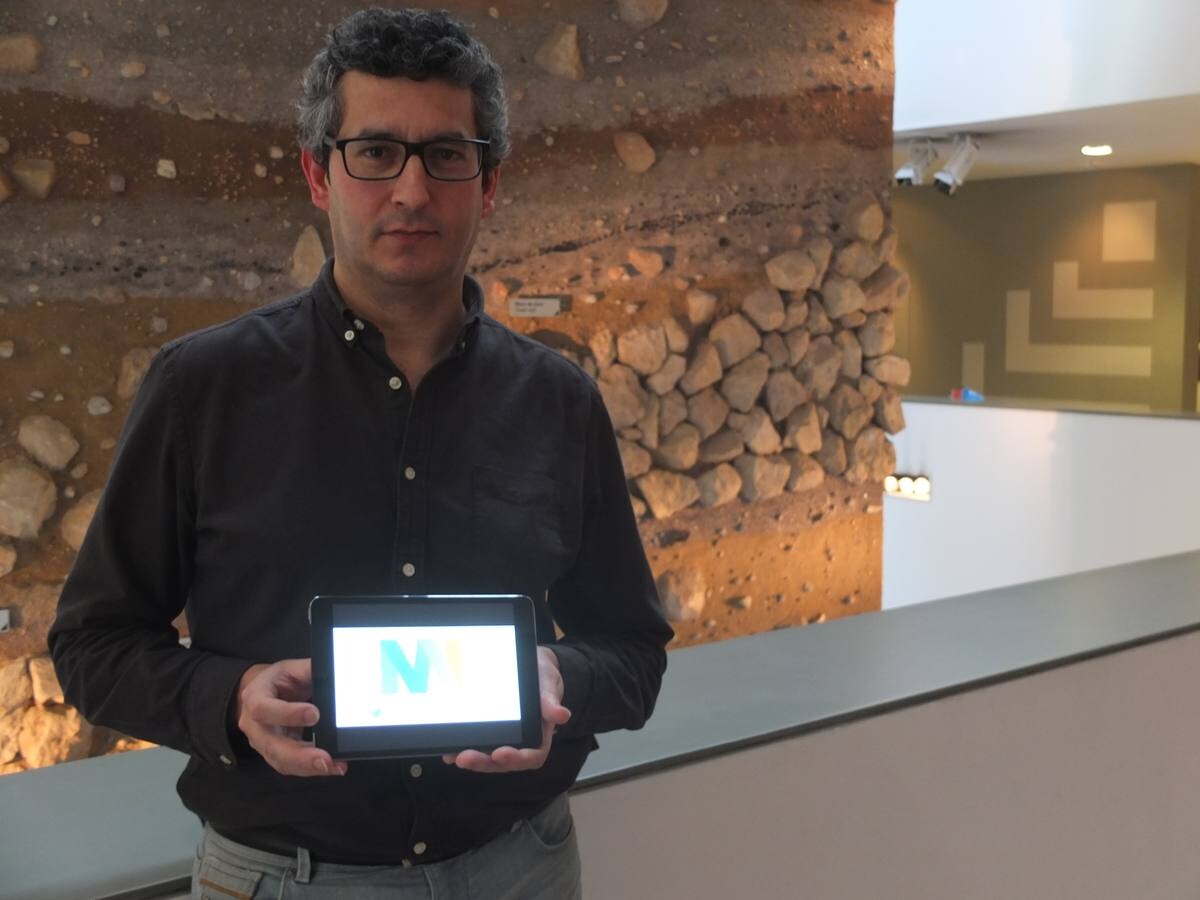 Arturo del Pino, director del Museo, posa para IDEAL con una tablet.
