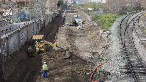 Obras de construcción del AVE de Granada a su paso por el puente del Camino de Ronda 