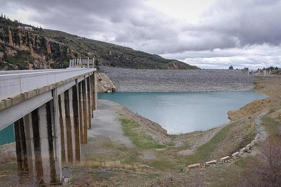 El embalse de Canales, del que se abastece la capital, se encuentra tan sólo al 43,5% de su capacidad.
