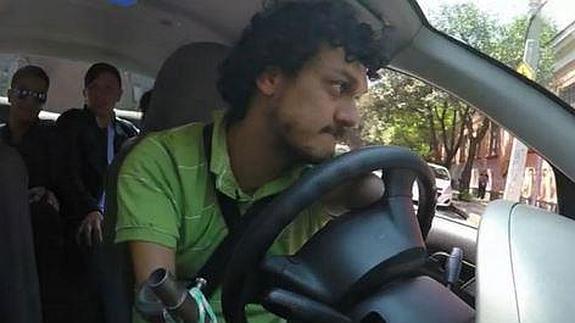 Un conductor de Uber sin piernas ni brazos arrasa en la Red
