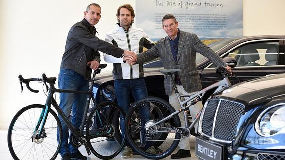 Ángel Jiménez, Andy Soucek y Javier Arias, con las bicicletas Whyte y los coches Bentley.
