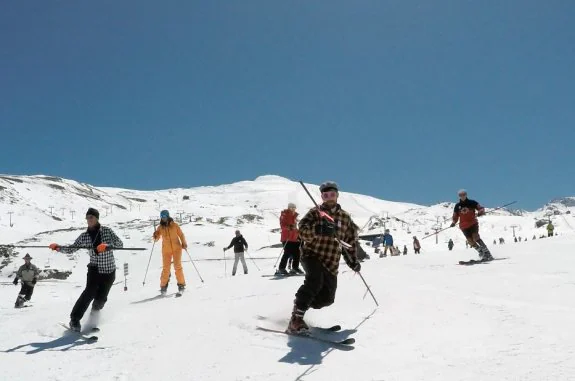 'Descenso retro' este domingo en las pistas de la estación de esquí de Sierra Nevada. 