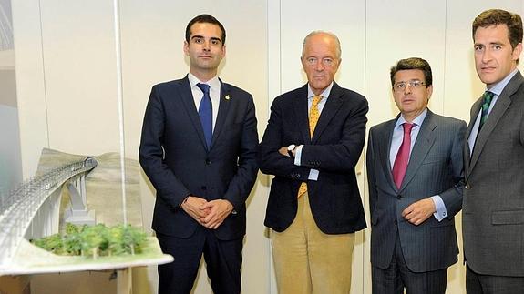 El alcalde de Almería, Ramón Fernández-Pacheco, y el presidente de ADIF, Gonzalo Ferre, junto al diputado Juan José Matarí y al edil de Urbanismo, Miguel Ángel Castellón.