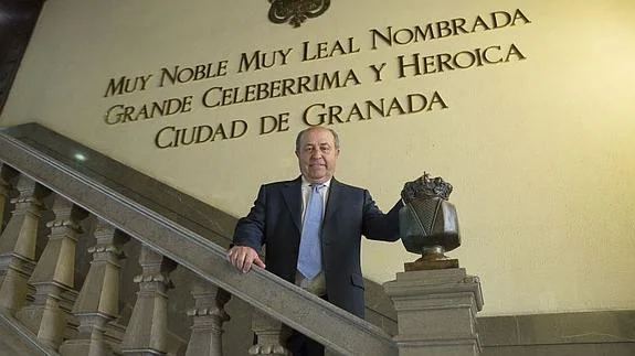José Torres Hurtado posa en el ayuntamiento tras una entrevista con IDEAL 