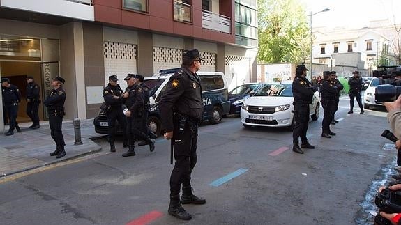 Policías ante la casa del alcalde, el pasado miércoles.