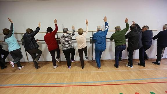 Un grupo de pacientes afectados por la enfermedad de parkinson, en un taller de movilidad.  