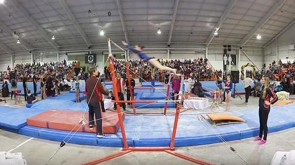 Su entrenador la salva de una caída peligrosa en el momento final