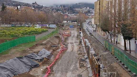 Obras de construcción del AVE de Granada a su paso por el barrio de La Rosaleda. 