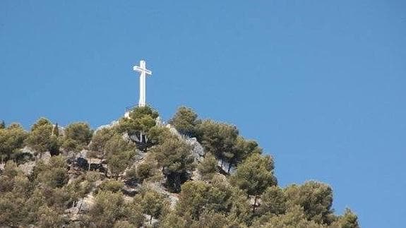 La cruz que corona el cerro de Santa Catalina. 