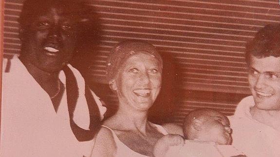 Jean Pierre Adams y su mujer Bernadette, con su hijo.