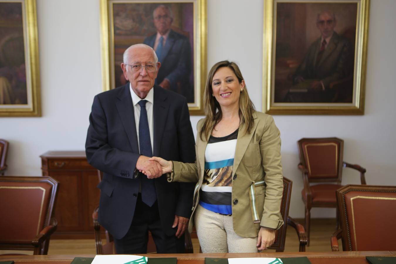 José Luis García-Lomás y Yolanda Reche sellando el acuerdo. 