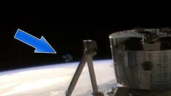 ¿Un ovni junto a la Estación Espacial Internacional?