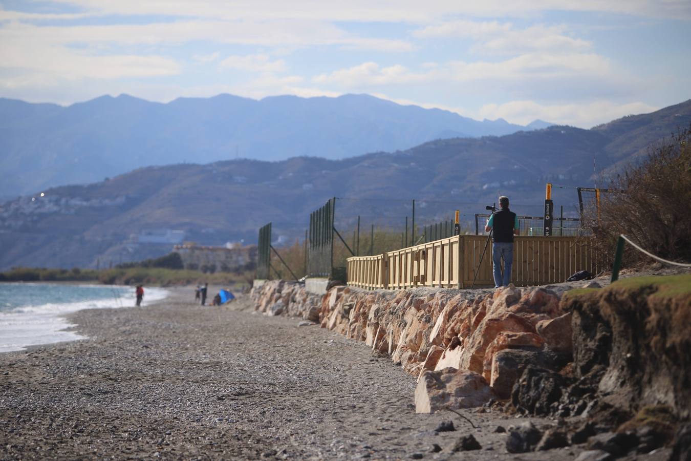 La zona de las pistas deportivas del hotel Robinson, de Playa Granada, es la más afectada por los temporales.