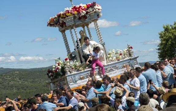 Descenso de una niña tras tocar el manto de la Virgen.