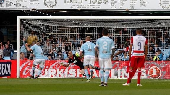 El delantero del Celta de Vigo, Iago Aspas, consigue de penalti el primer gol del equipo gallego.