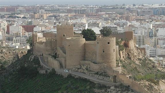 El Conjunto Monumental de la Alcazaba de Almería, fortaleza musulmana cuya construcción data del siglo X. 