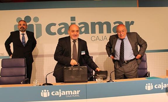 Juan de la Cruz Cárdenas, cogiendo ayer su maletín al terminar la asamblea en la que dejó la presidencia de Cajamar.