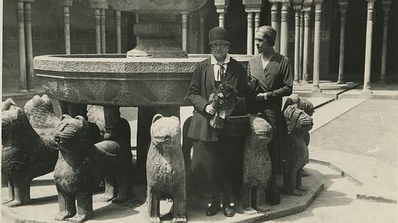 Madame Curie y su hija, en la Fuente de los Leones. 