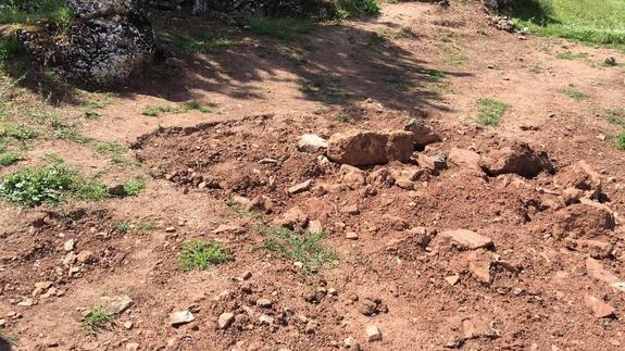 Los furtivos han removido la tierra en las inmediaciones del santuario ibero.  