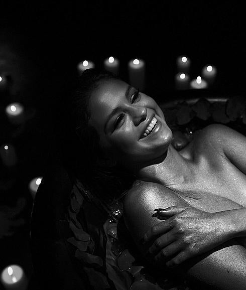 Selena Gómez enciende Internet en topless