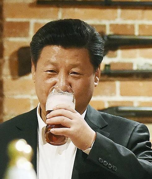 Xi JInping se toma una pinta de cerveza en Londres durante una visita oficial. 