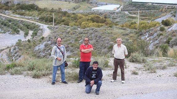 Miembros de la Asociación de Desempleados Precarios en los terrenos de la Cota 200 donde quieren cultivar la stevia. 