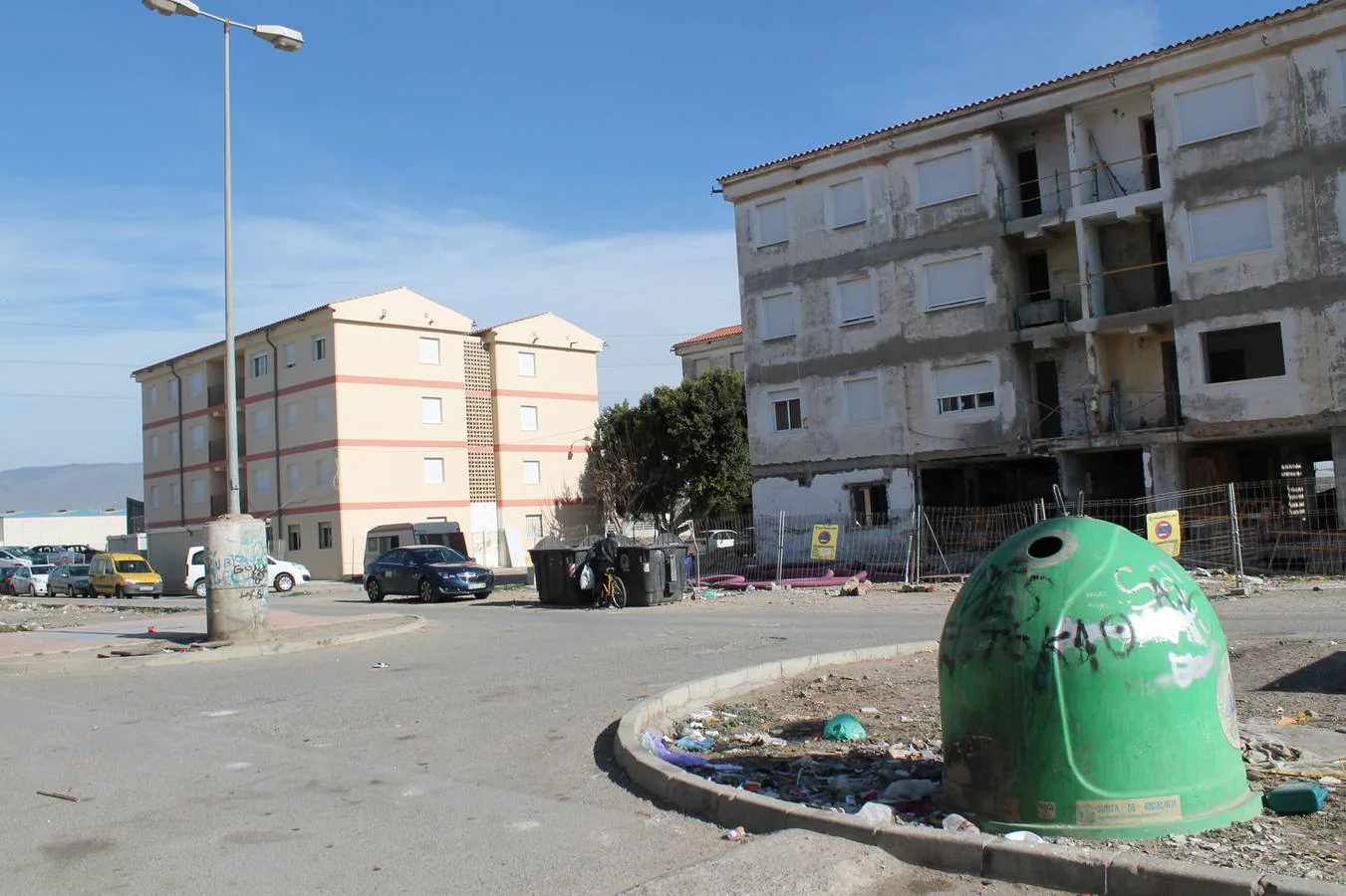 Una de las intervenciones se llevará a cabo en el bloque nº 4 de la calle Manolo Caracol, en El Puche.