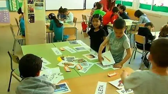 Dos niños de 11 años construyen una mano 3D para su compañera de cole