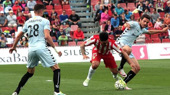 El Almería se mete en un lío y al Nástic en ascenso directo