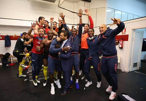 El equipo, de celebración. 