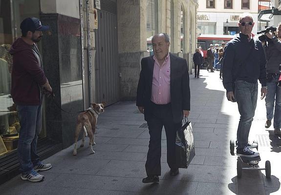 El exalcalde de Granada, José Torres Hurtado, caminaba el pasado abril como un ciudadano más tras su dimisión por su imputación en una presunta trama corrupta.