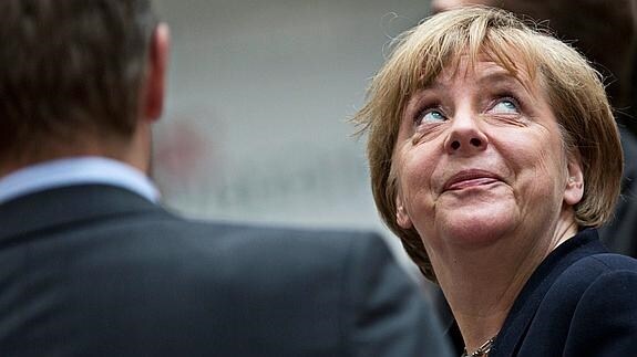 Dejan una cabeza de cerdo con injurias a Merkel ante su oficina electoral